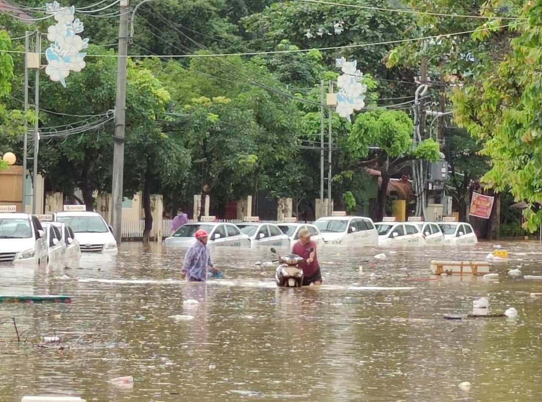 Mưa lớn gây ngập tại khu vực Hoàng Anh Gia Lai (phường Gành Ráng, thành phố Quy Nhơn).