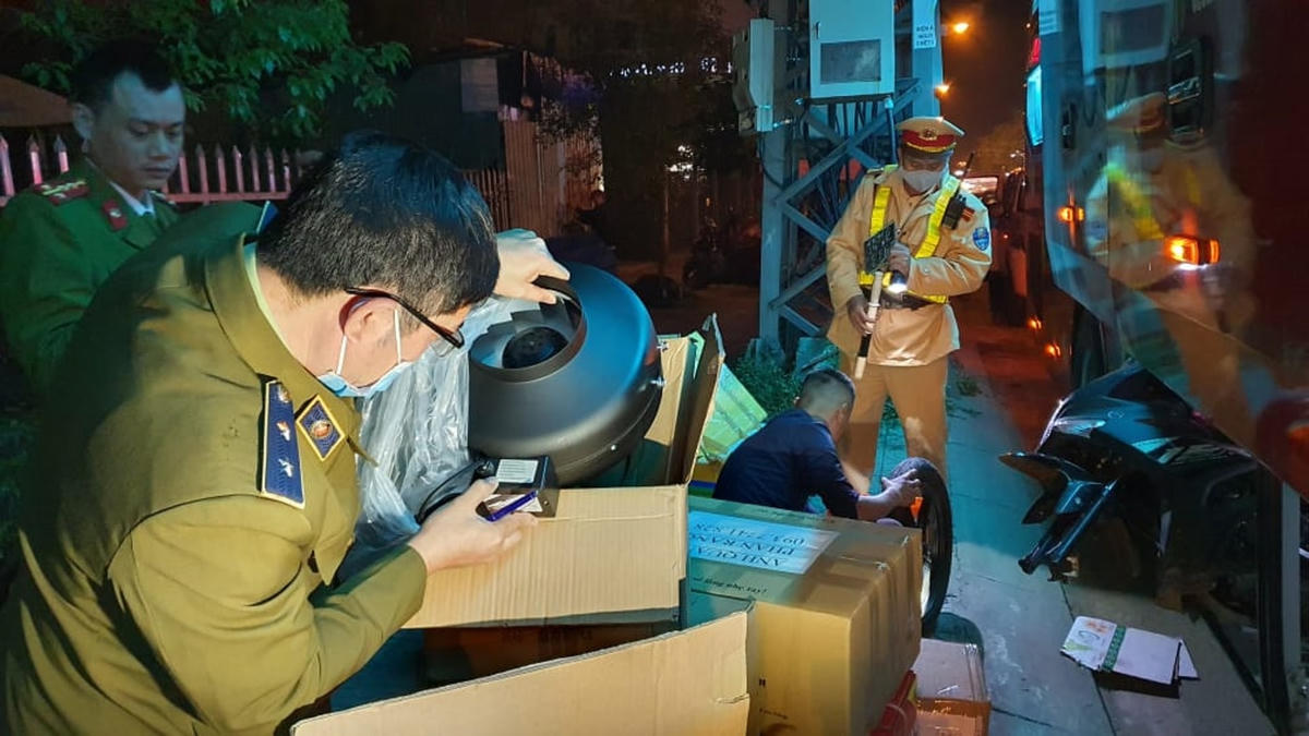 Lực lượng chức năng kiểm tra hàng hóa trên xe khách.