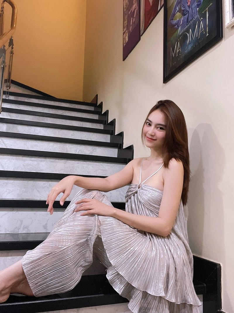 Một thiết kế độc đáo với áo cột dây xếp li và quần ống rộng giúp Ninh Dương Lan Ngọc trở nên kiêu sa hơn.