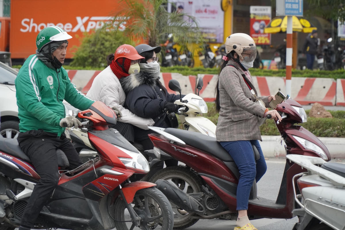 Ngày 27/12, do ảnh hưởng của khối không khí lạnh, nhiều người dân ra đường phải trang bị cho mình những lớp áo dày, khăn quàng cổ do nền nhiệt hạ tới mức thấp nhất từ đầu mùa.