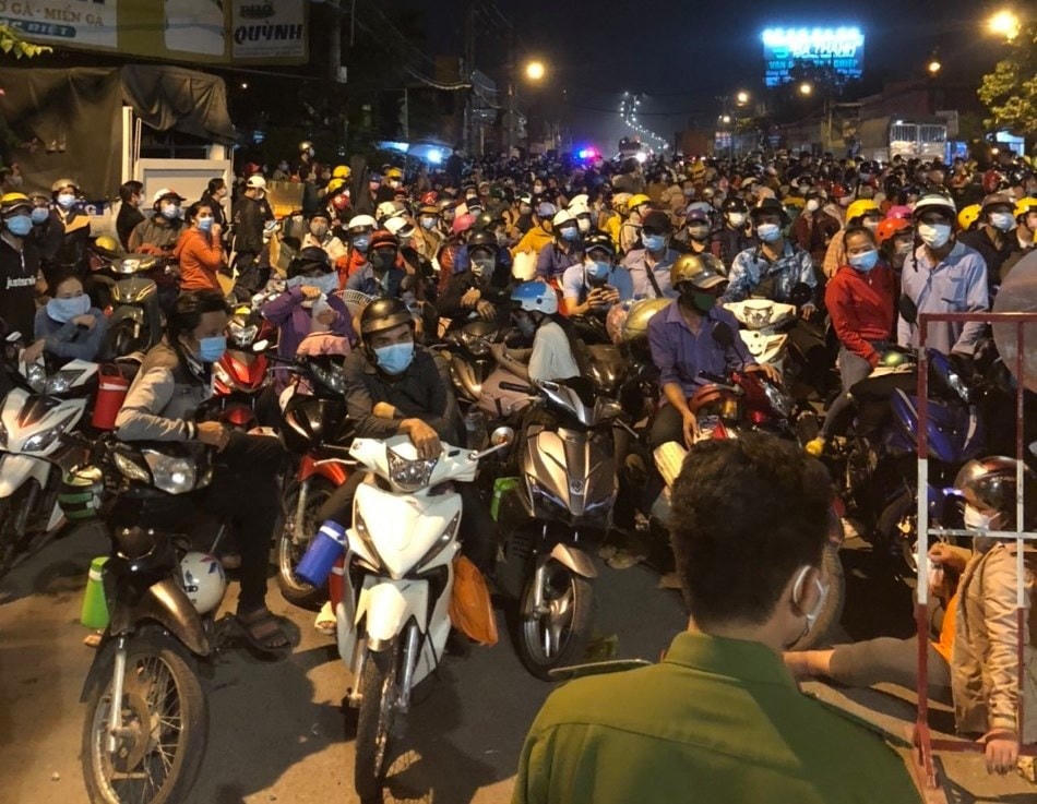 Hàng nghìn người mắc kẹt ở cửa ngõ TP HCM về miền Tây. Ảnh: Vietnamnet.