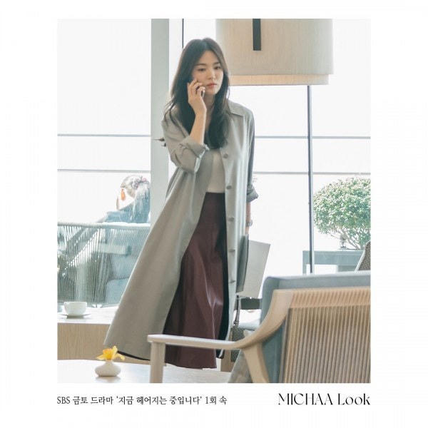 Mẫu áo khoác đang "cháy hàng" tại Hàn Quốc nhờ được Song Hye Kyo mặc trong phim. 
