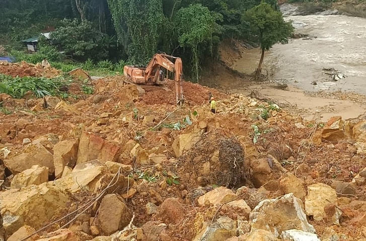 Các lực lượng chức năng vẫn đang tích cực tìm kiếm cứu hộ cứu nạn với những công nhân mất tích còn lại.