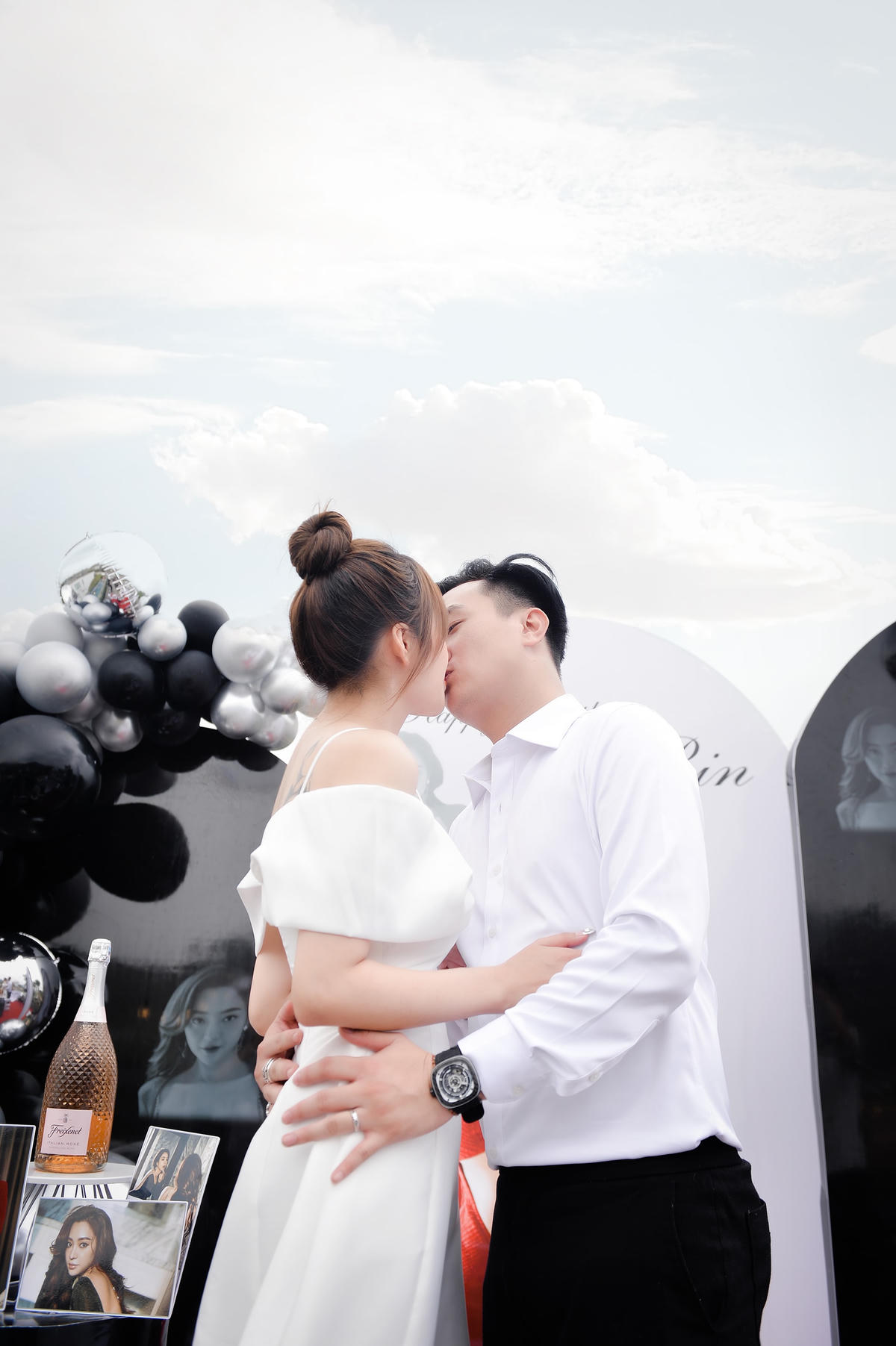 Anh Tuấn cầu hôn bạn gái đầy lãng mạn với nhẫn và một nụ hôn. 