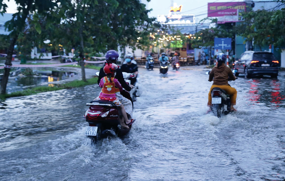Nhiều tuyến đường ngập sâu trong nước.