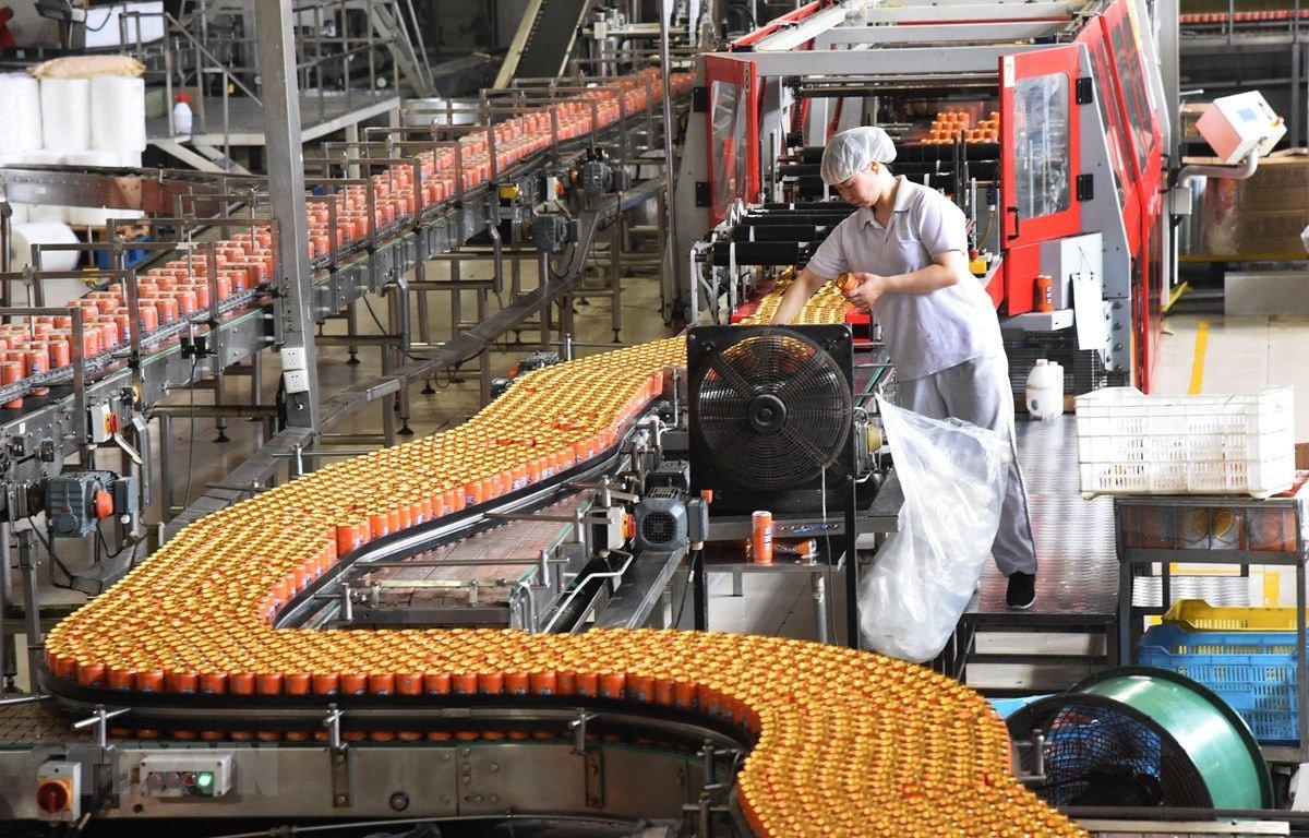 Một dây chuyền sản xuất nước ngọt đóng chai tại Bắc Kinh (Trung Quốc). Nguồn: Tân Hoa xã.