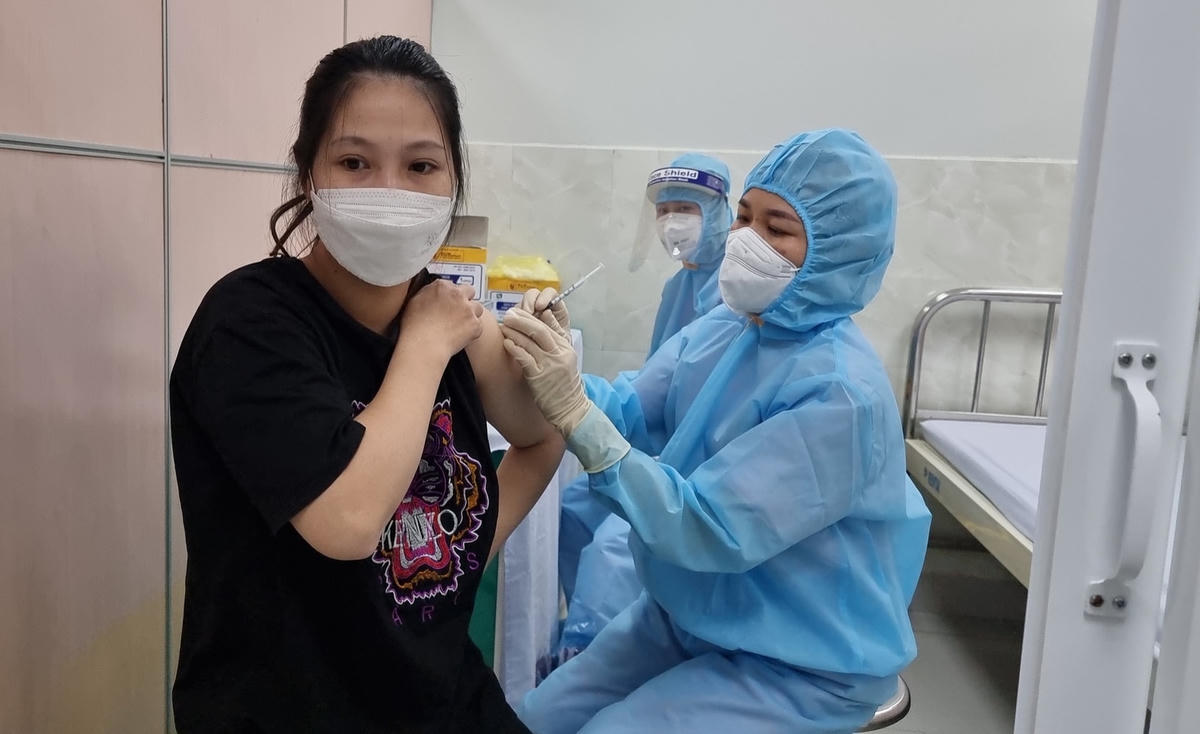 Người dân TP Hải Phòng thực hiện tiêm vaccine phòng Covid-19.