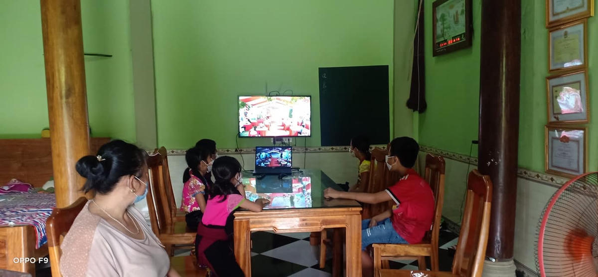Học sinh tại vùng cao Tương Dương (Nghệ An) nơi đang áp dụng Chỉ thị 15 cũng dự lễ khai giảng qua tivi (Ảnh: Bùi Lan)