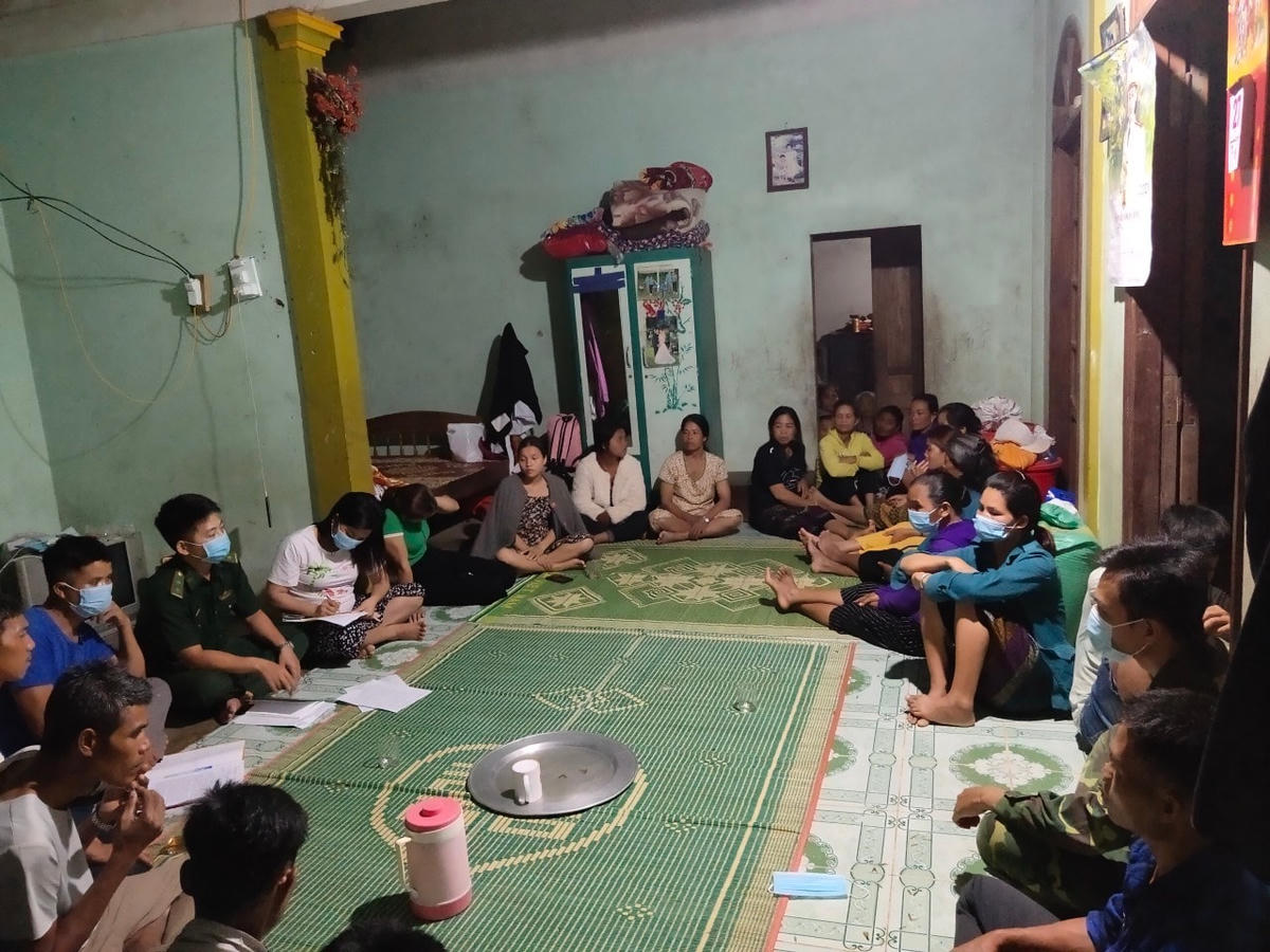 Cán bộ, chiến sĩ Biên phòng đến từng nhà dân để tuyên truyền phòng dịch Covid-19. Ảnh: Phan Vĩnh.