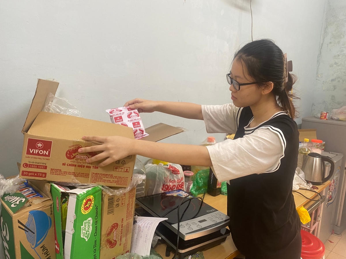 Mì tôm là món ăn chính của nhiều sinh viên trong những ngày giãn cách.