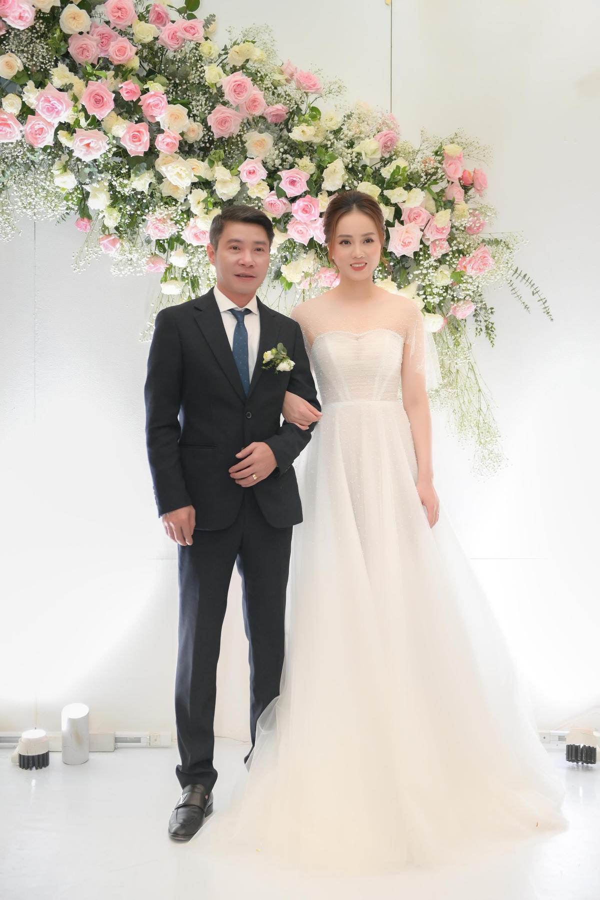 NSND Công Lý chính thức về một nhà cùng nhà báo Ngọc Hà sau 5 năm bên nhau.