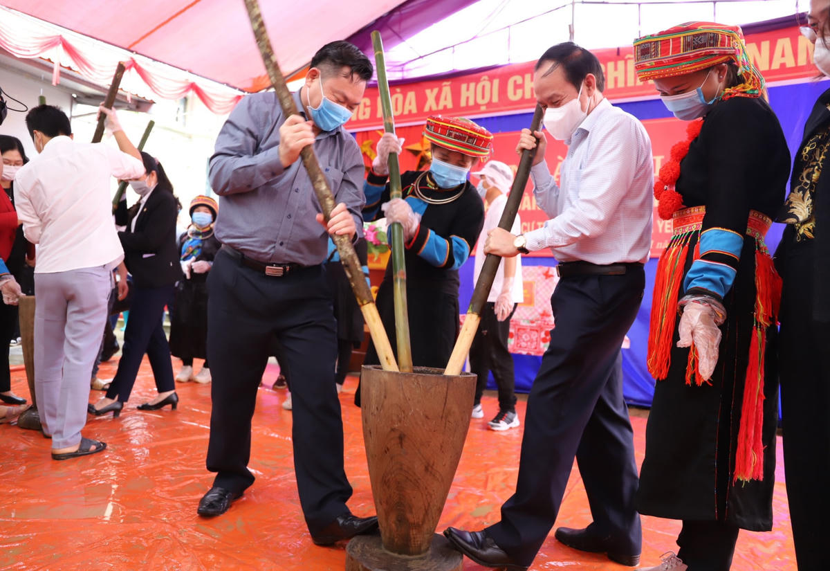 Ngay sau phần Lễ, Phó Chủ tịch - Tổng Thư ký Lê Tiến Châu cùng tham gia phần hội với bà con trong thôn.