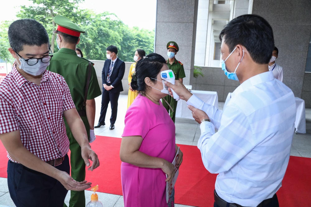 Kiểm tra thân nhiệt đã phổ biến.