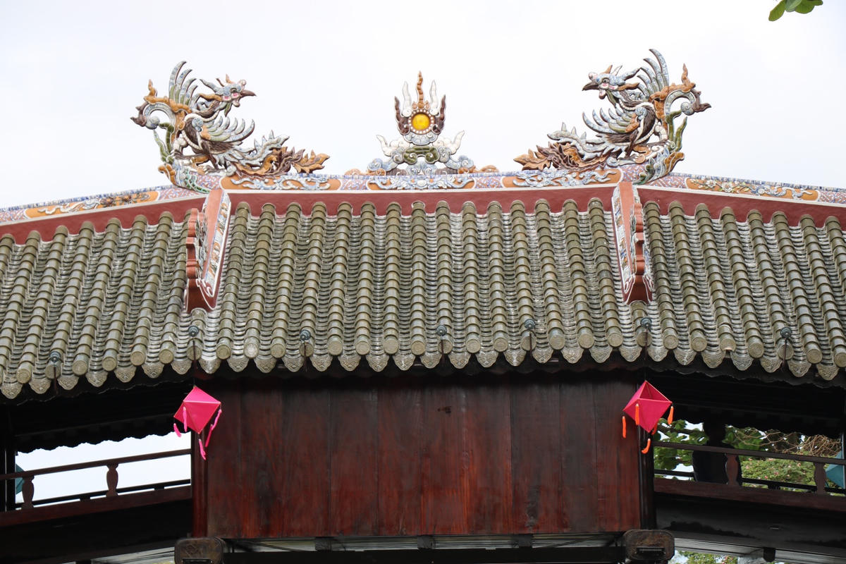 Hệ thống mái được lợp bằng ngói lưu ly.