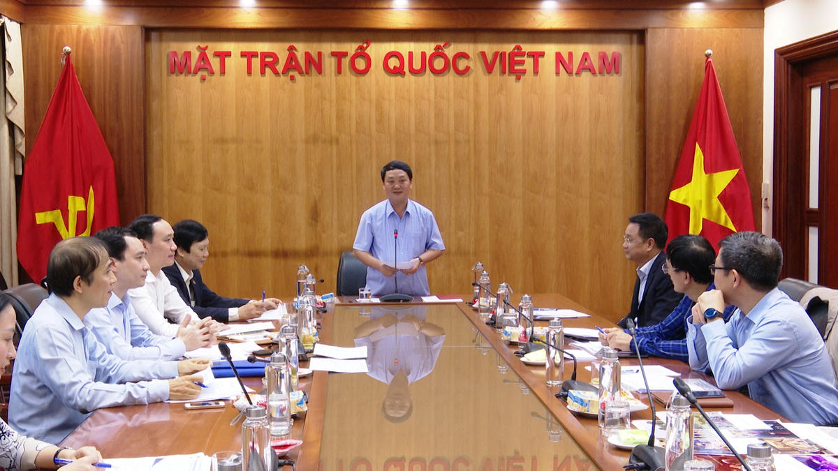 Ông Hầu A Lềnh, Phó Chủ tịch, Tổng thư ký Hầu A Lềnh phát biểu tại hội nghị.