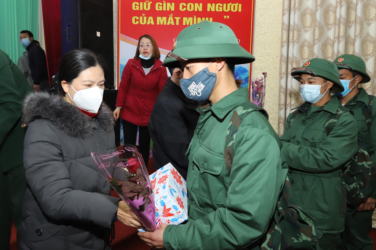 Các đồng chí lãnh đạo tỉnh, huyện tặng hoa động viên các tân binh trước khi lên đường nhập ngũ.