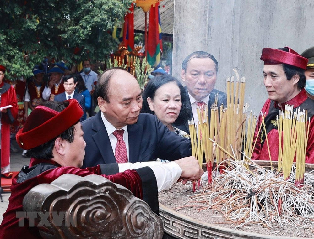 Chủ tịch nước Nguyễn Xuân Phúc và các lãnh đạo Đảng, Nhà nước, MTTQ Việt Nam dâng hương tại điện Kính Thiên (đền Thượng). (Ảnh: Thống Nhất/TTXVN).
