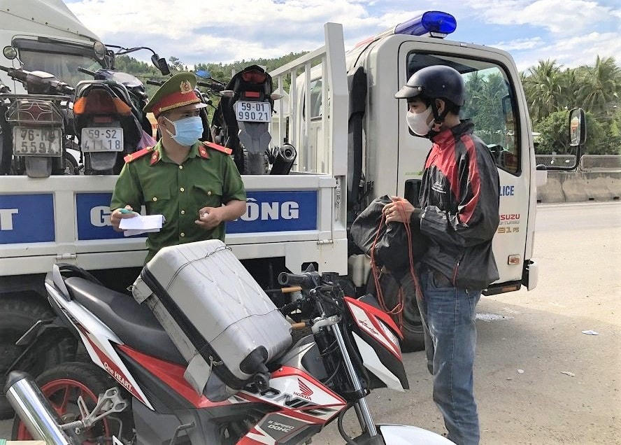 Lực lượng chức năng kiểm tra y tế tại chốt đèo Bình Đê.