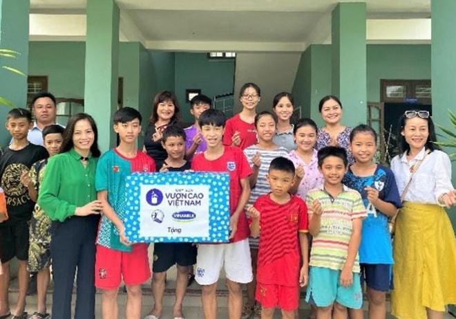 Ngoài trao tặng hơn 80 ngàn hộp sữa, Quỹ sữa Vươn cao Việt Nam gửi tặng nhiều phần quà cho trẻ em Thừa Thiên - Huế.
