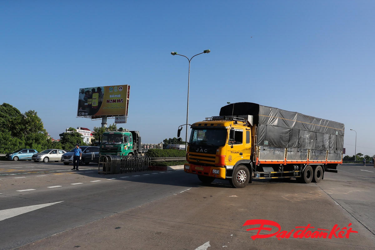 Một xe tải đi từ vùng dịch về, lái xe không có giấy xét nghiệm Covid-19 nên đã quyết định quay đầu về điểm xuất phát. Ảnh: Quang Vinh.