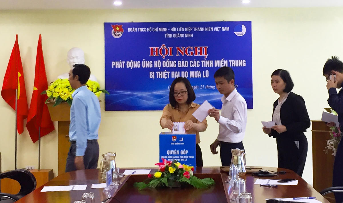 Cán bộ đoàn viên tại các cơ sở, địa phương tham gia ủng hộ đồng bào miền Trung bị lũ lụt.