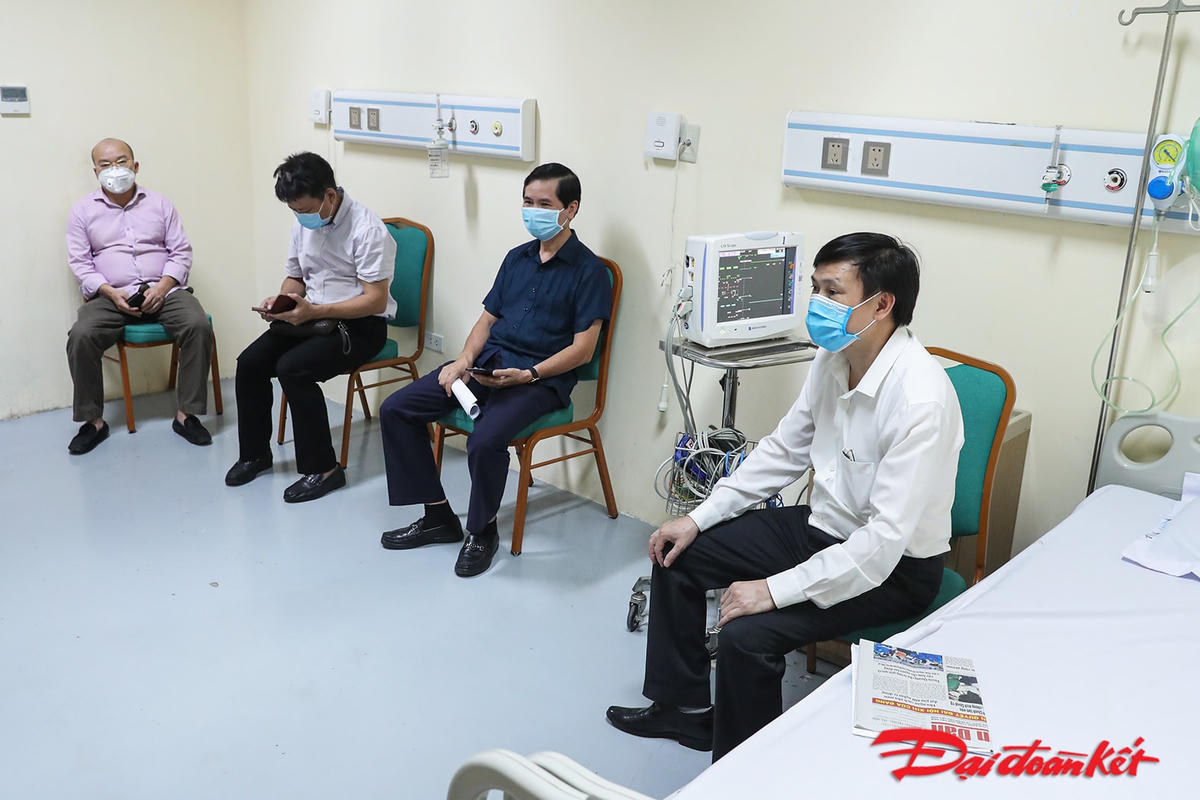 Những người đi tiêm chủng được ngồi lại phòng theo dõi 60 phút để phòng ngừa những tai biến, phản ứng phụ sau khi tiêm.Sau 7 ngày những người tiêm chủng bắt buộc phải quét mã QR để báo cáo các phản ứng sau tiêm.