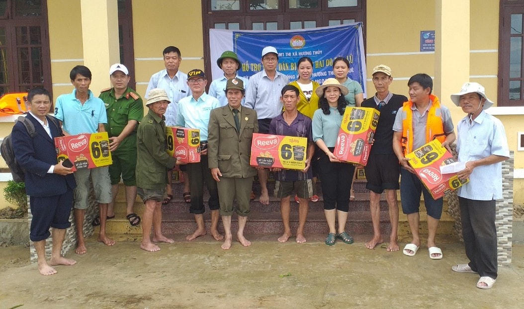 Ủy ban MTTQ Việt Nam thị xã Hương Thủy (Thừa Thiên- Huế) phân phát hàng cứu trợ cho bà con bị ảnh hưởng do bão, lũ.