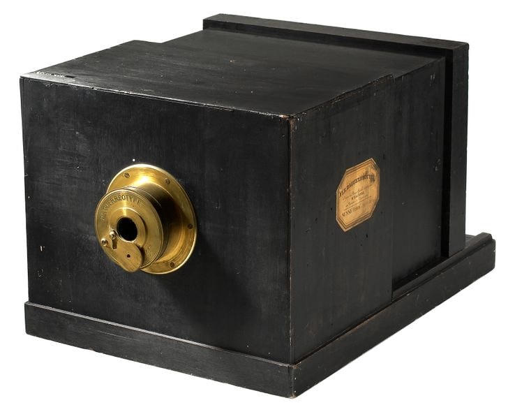 Máy ảnh Daguerreotype, được phát triển vào những năm 1840, được coi là một máy ảnh đơn giản hóa so với các mẫu trước đó.  