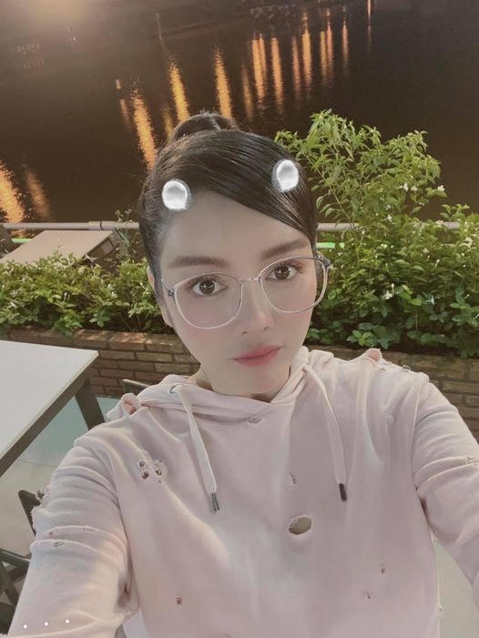 Lý Nhã Kỳ lên đồ trẻ trung, dễ thương khác lạ chuẩn bị đi ăn đêm.