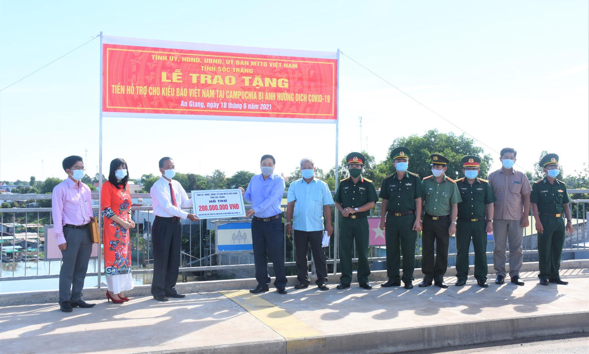 Ông Sim Chy đại diện cộng đồng người Khmer gốc Việt tại Campuchia tiếp nhận nguồn hỗ trợ.