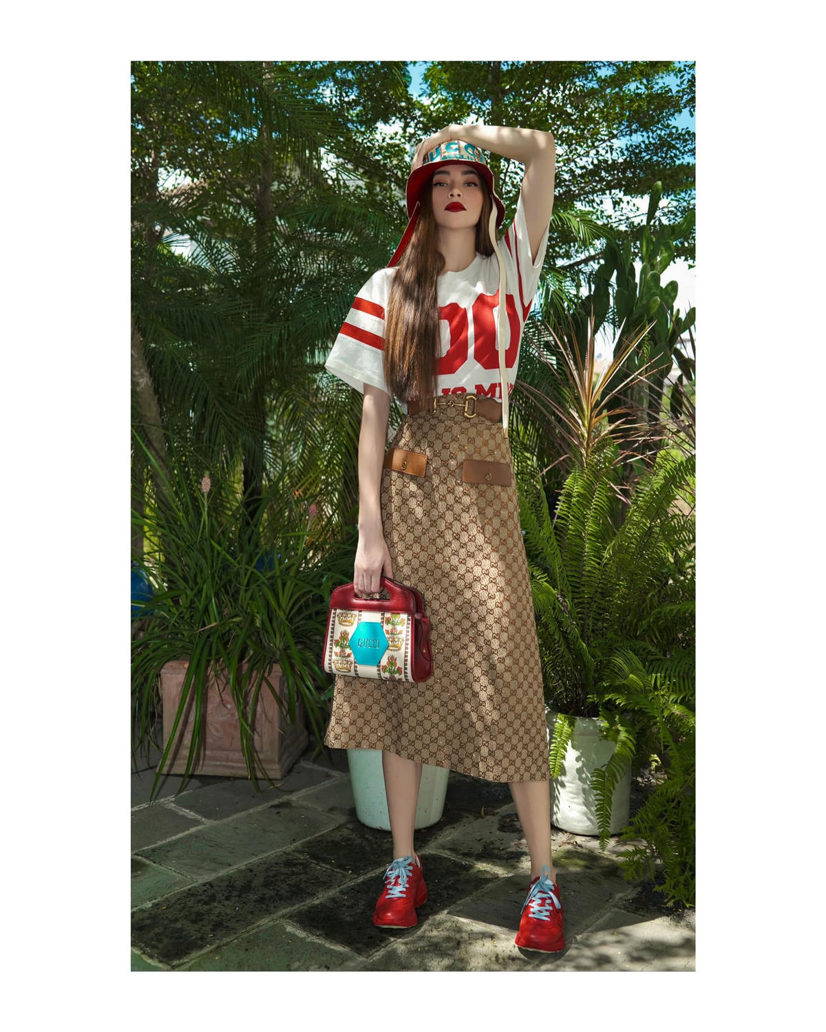 Hà Hồ khéo léo kết hợp chân váy cùng áo phông với điểm nhấn là beo thắt eo, giầy thể thao tôn vẻ trẻ trung, năng động. 