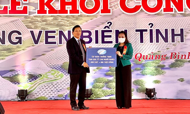 Tập đoàn Trường Thịnh trao tượng trưng 1.600 suất quà Tết cho các hộ nghèo ở tỉnh Quảng Bình.