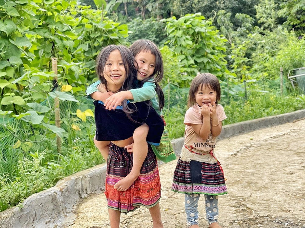 Trên những con đường quanh co vào các bản làng miền múi phía Bắc thật không khó để bắt gặp hình ảnh như này. Ảnh: Mai Mai/Vietnam+.  