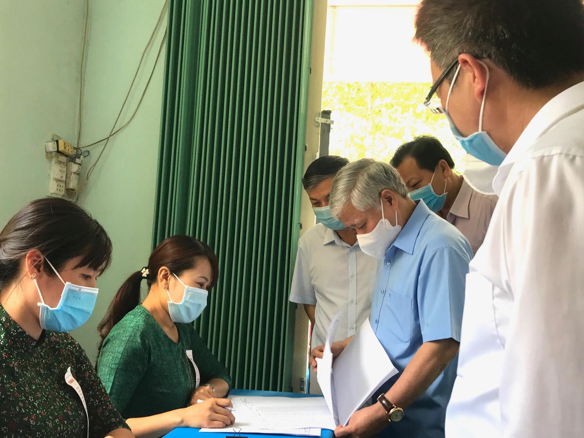 Chủ tịch Đỗ Văn Chiến kiểm tra, giám sát danh sách, thông tin người ứng cử tại phường Phước Nguyên, thành phố Bà Rịa.