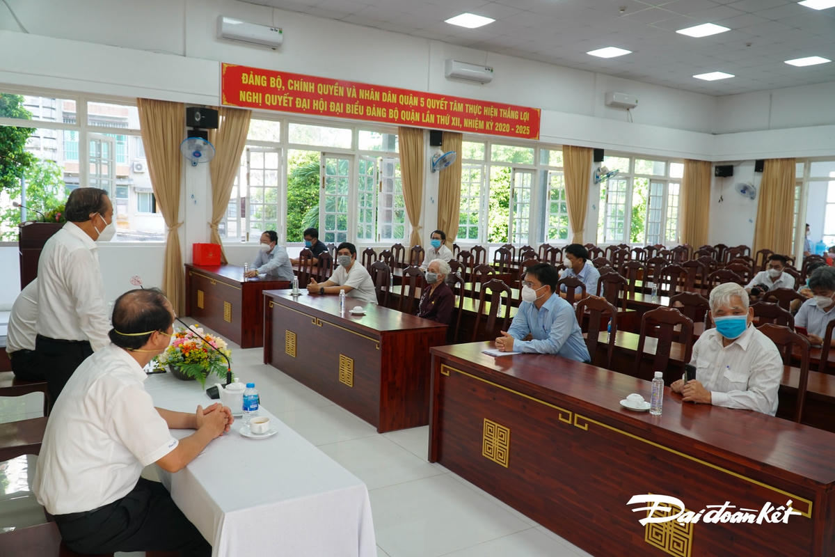 Toàn cảnh buổi thăm hỏi Mẹ VNAH và người có công tiêu biểu trên địa bàn quận 5.