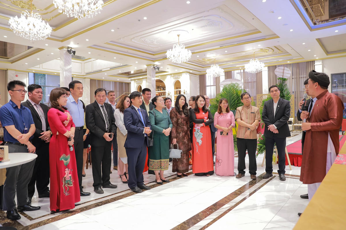 Lãnh sự quán các nước Asean nghe diễn giả Hồ Nhựt Quang chia sẻ về những nét văn hóa đặc trưng ngày tết của Việt Nam.