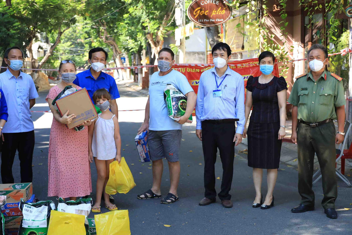 Trao quà cho công dân Nga đang sinh sống tại TP Nha Trang.