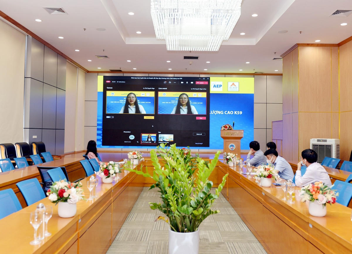 Sinh viên Trường ĐH Kinh tế Quốc dân bảo vệ khóa luận trực tuyến 2021.