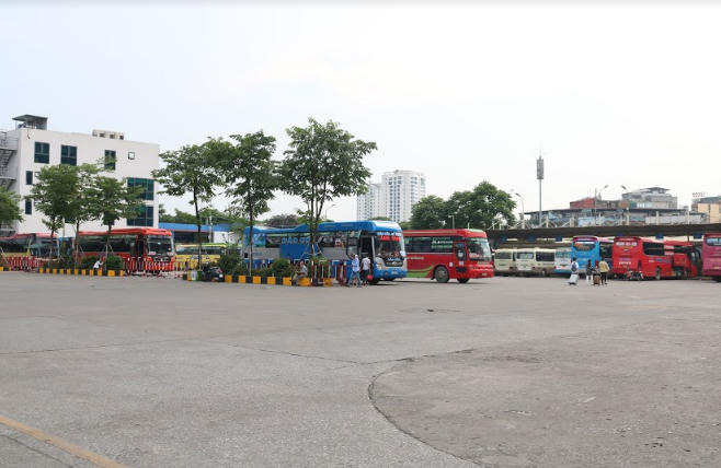 Bến xe đìu hiu, khác hẳn so với hình ảnh thường thấy hàng ngày.