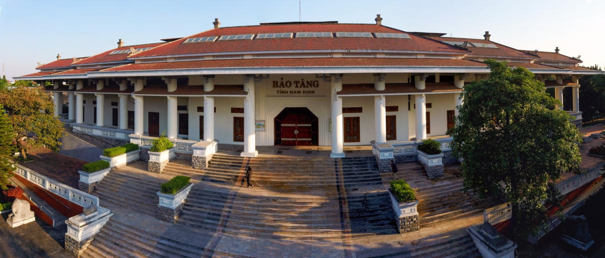 Bảo tàng Nam Định đẹp trong sự vắng vẻ.