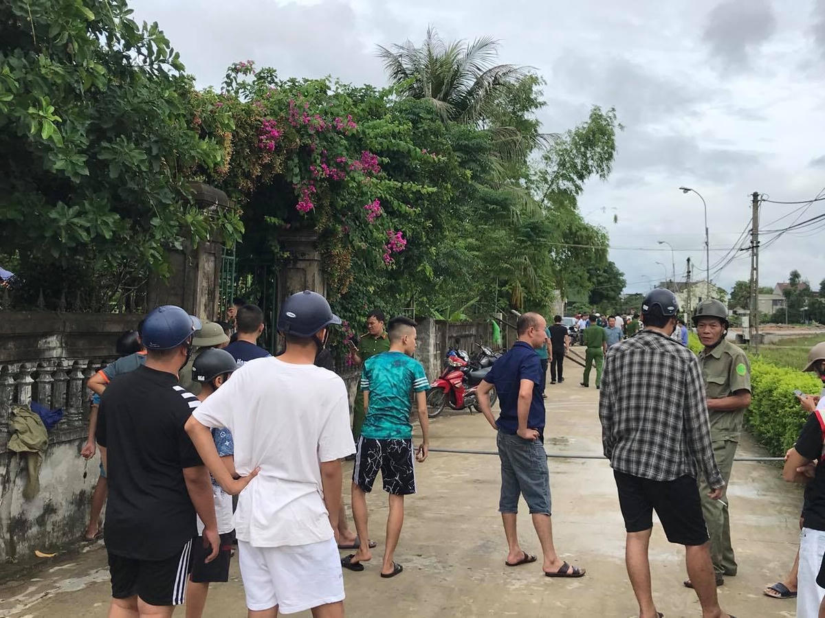 Công an phong tỏa hiện trường, điều tra vụ án.
