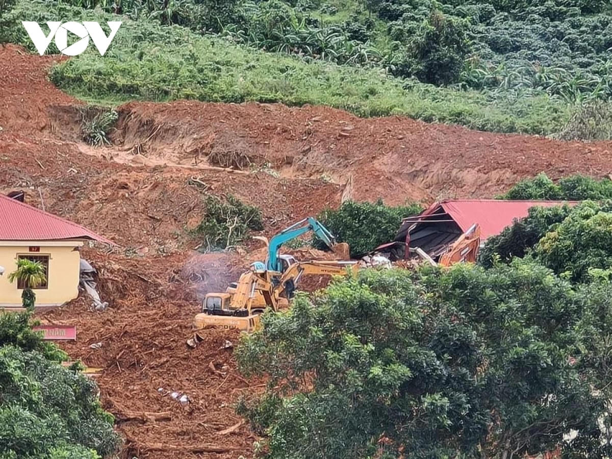 Thiết bị cơ giới vẫn tiếp tục san gạt đất đá tràn vào doanh trại đơn vị Đoàn KTQP 337.