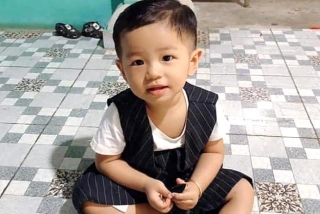 Bé Lâm Gia Hưng bị mất tích từ sáng 15/10 khi đang chơi trước sân nhà. Ảnh: Dân Trí.
