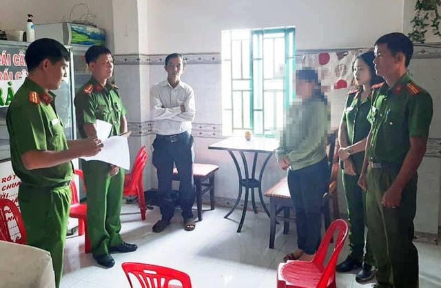 Cơ quan Công an đọc lệnh bắt giam C..