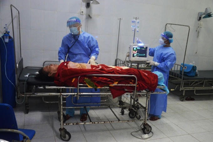 Ngư dân Phan Đượm đang được các bác sĩ điều trị.
