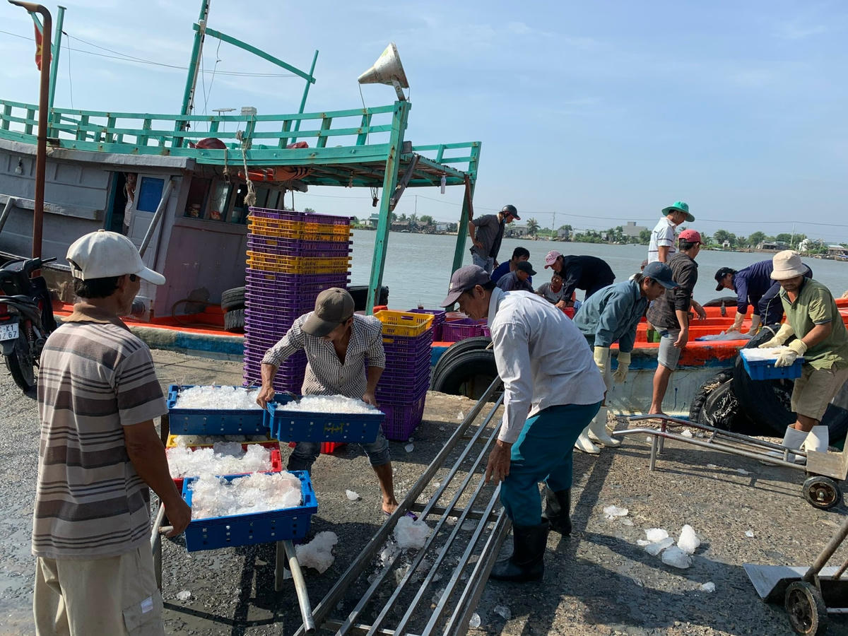 Ngư dân chuẩn bị nguyên liệu cho chuyến ra khơi đánh bắt dài ngày.