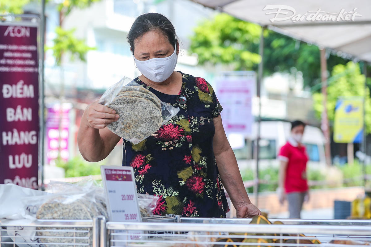 Người dân có thể thoải mái mua sắm những mặt hàng thiết yếu dùng cho vài ngày để hạn chế ra ngoài đường.