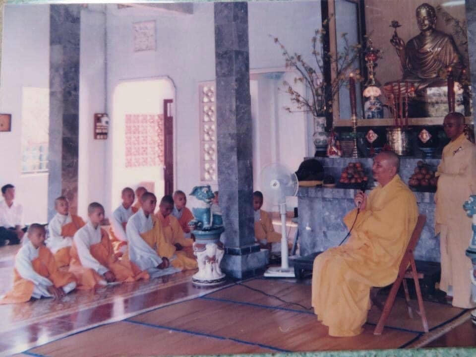 Các Phật tử không còn cùng nhau lễ chùa trực tiếp...