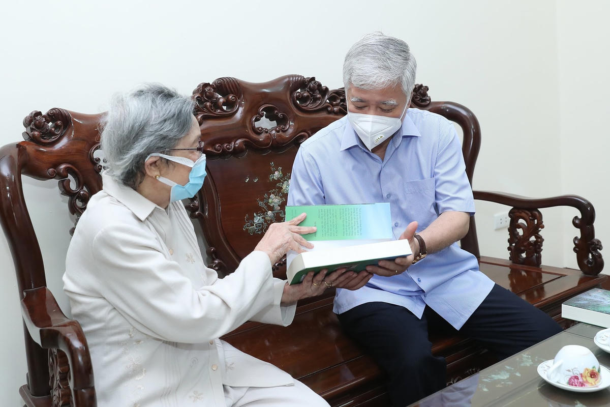 Nhà văn Nguyệt Tú tặng Chủ tịch UBTƯ MTTQ Việt Nam Đỗ Văn Chiến cuốn sách "Người lữ hành lặng lẽ" - thiên ký sự về cuộc đời nhà cách mạng Lê Quang Đạo gắn với những biến chuyển to lớn và sâu sắc của Việt Nam thế kỷ XX.