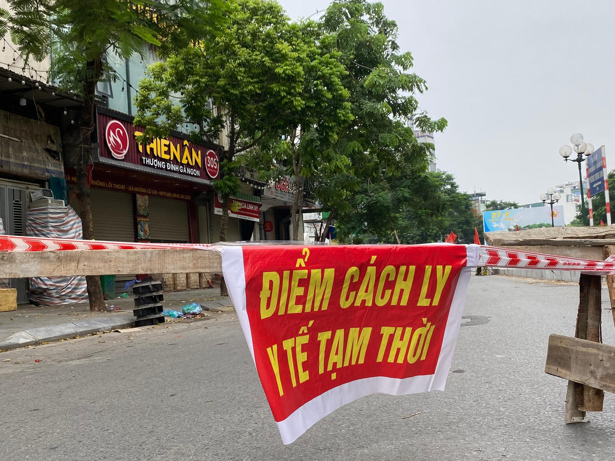 Dây được chăng tại các số nhà được yêu cầu tạm thời cách ly y tế, lực lượng chức năng cắt cử người kiểm soát tại khu vực này. Ảnh: L.A.